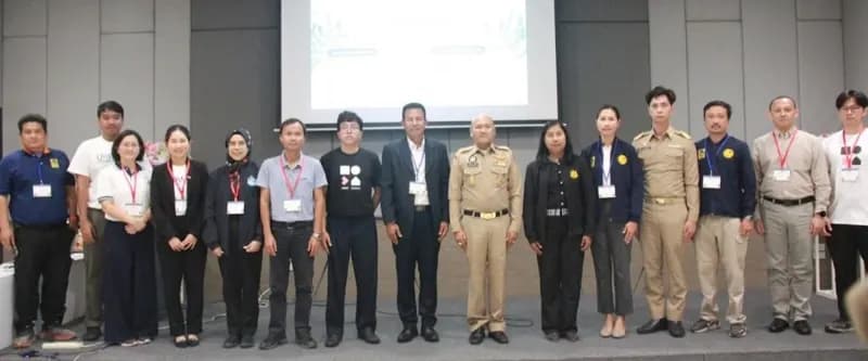 Participants and officials gathered for a group photo at the Surat Thani CBDRM workshop